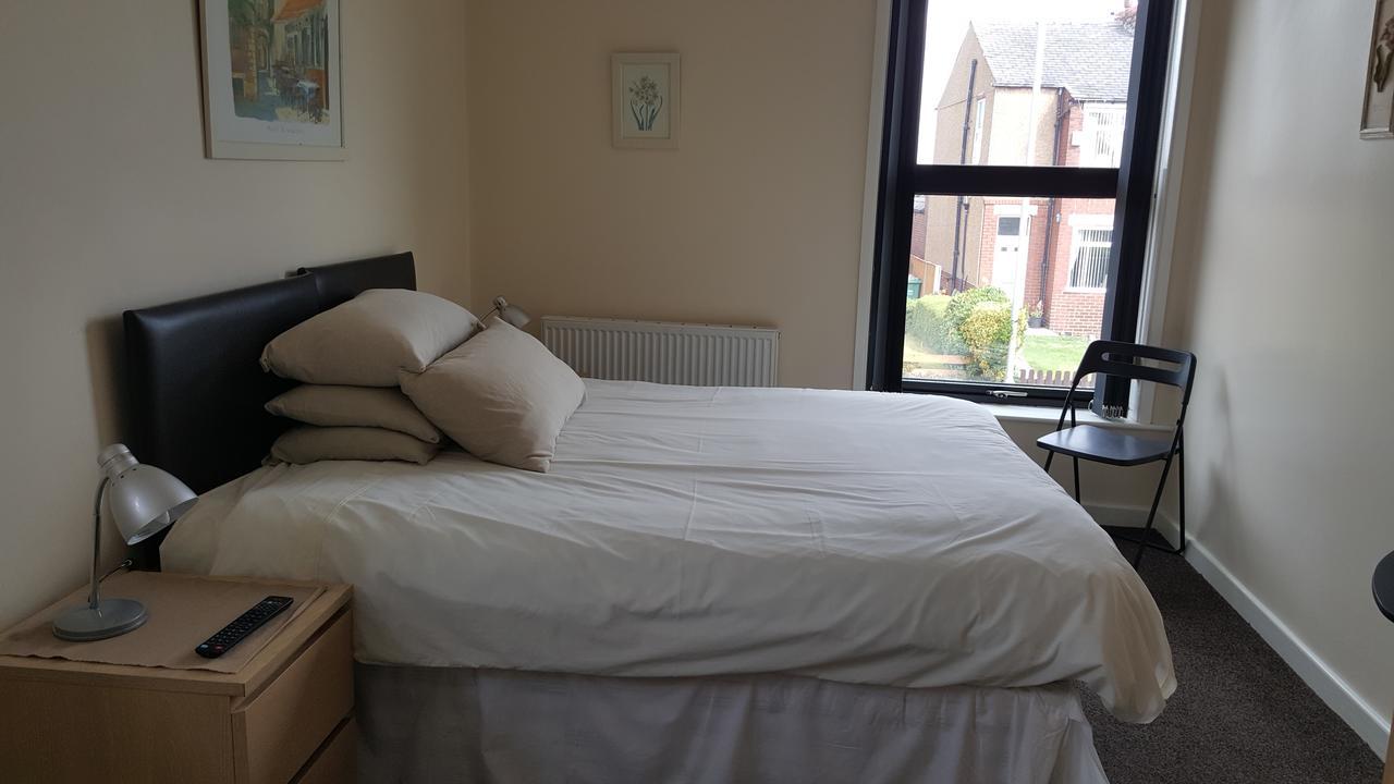 Kings Arms Hotel Farnworth Buitenkant foto